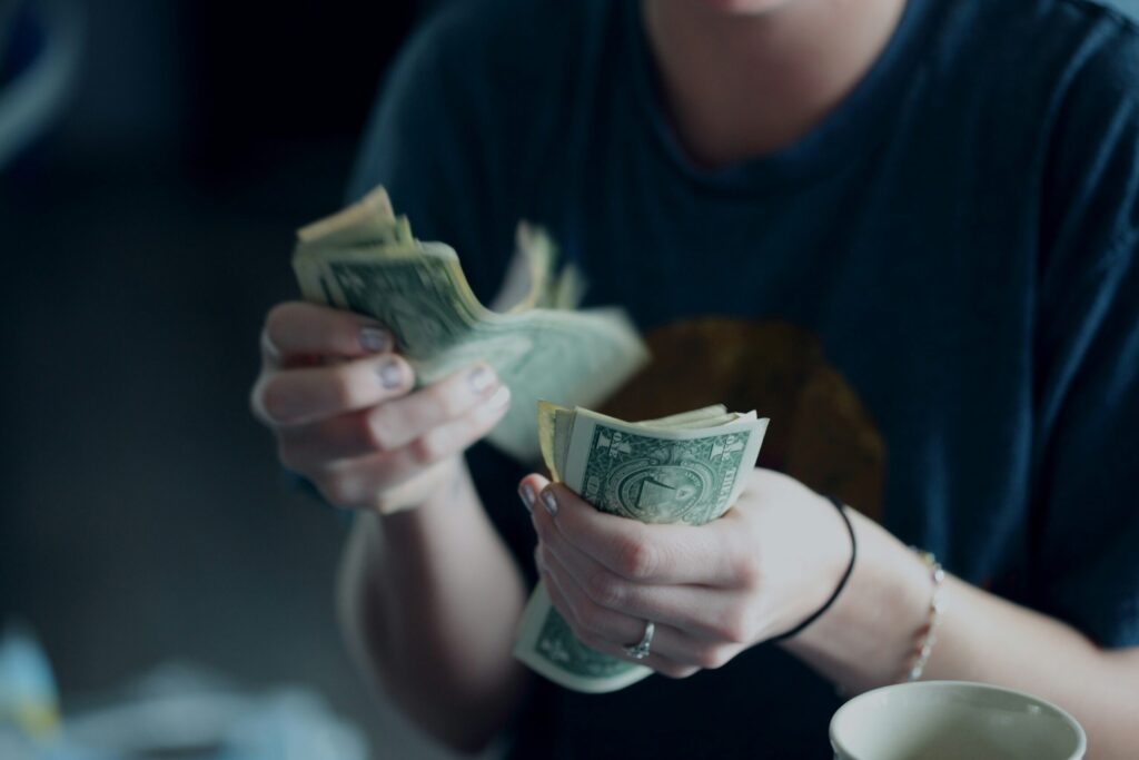 お金を数える手元