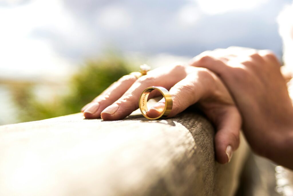 結婚指輪を外した手元